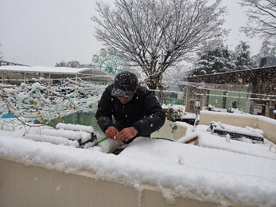 雪にも負けず、センサーを設置する。