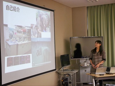 フィールドワークで経験したゾウのさまざまな姿を紹介してもらいながら,タイの村でのフィールドワークの苦労などを話してくれました。