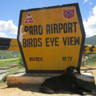 8月26日：パロ空港を見渡す。犬が案内人（犬）！？