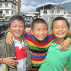8月26日：パロの街にて少年たち。笑顔がまぶしい