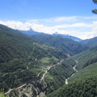8月28日：ブータンは山岳地域 （ハ～ワンデュ・ポダン，プナカへの車窓より）