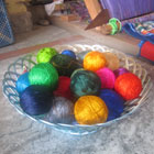 9月1日：パロの町にて，伝統工芸を見学。絹の糸から伝統織物がつくられる